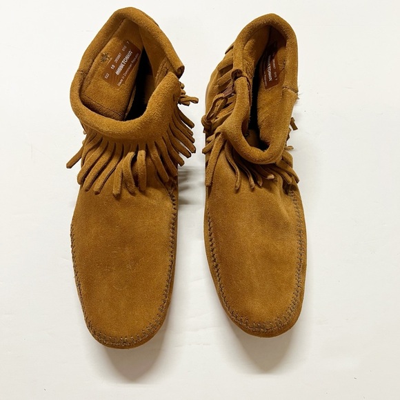 Minnetonka Womens Brown Suede Leather Feather Concho Beaded Low Boot Size 10 - Picture 2 of 10